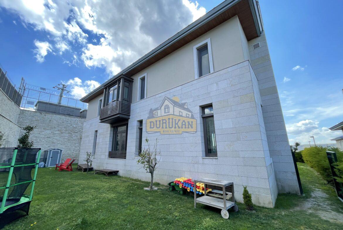 Zekeriyaköy Satılık 6+1 Lüks Villa