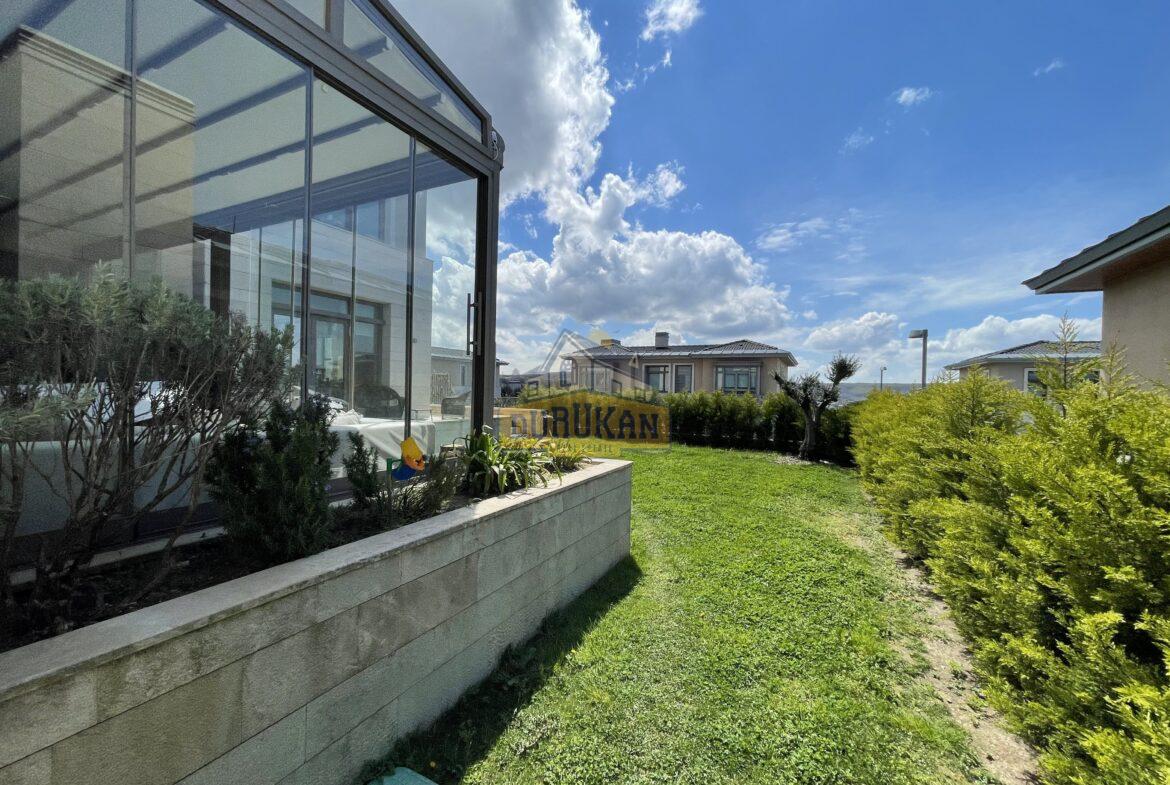 Zekeriyaköy Satılık 6+1 Lüks Villa