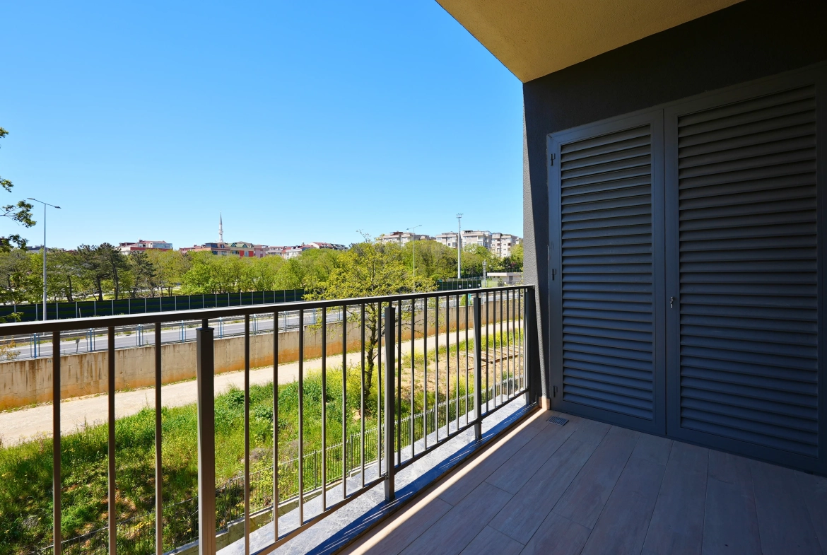 Çınarköy 3+1 satılık daire – balkon jaluzili kapi