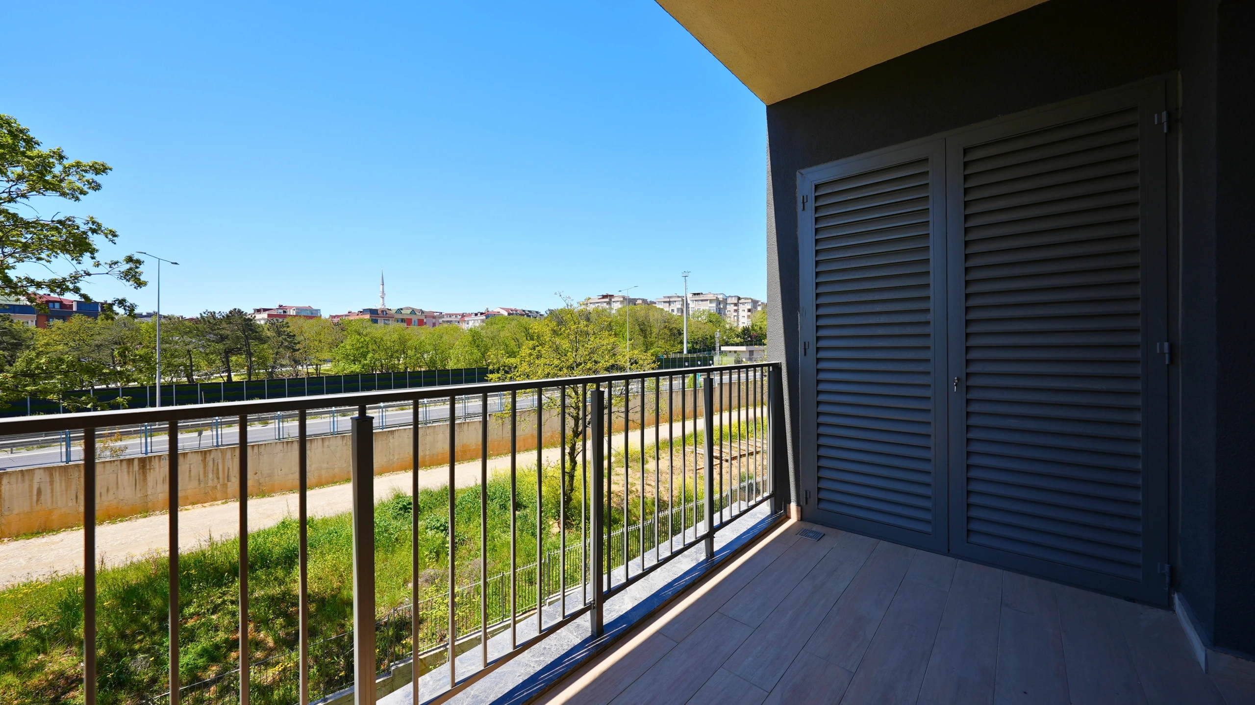 Çınarköy 3+1 satılık daire – balkon jaluzili kapi
