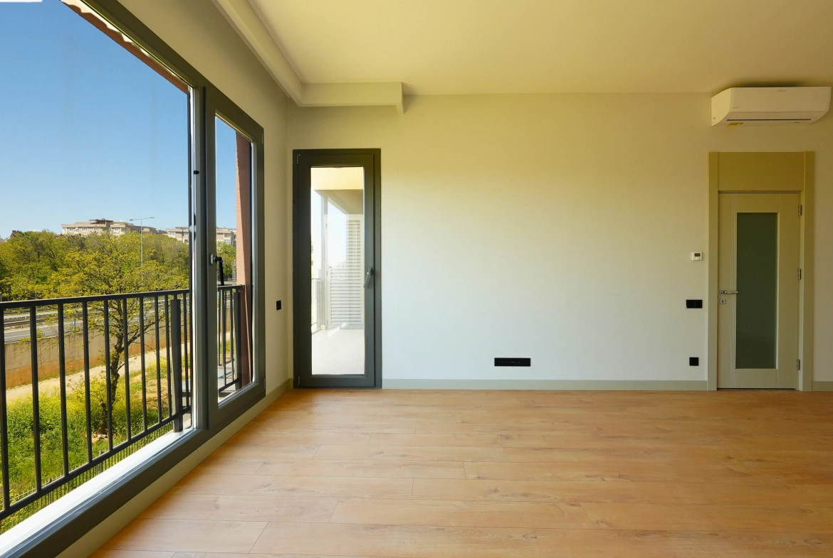 Çınarköy 3+1 satılık daire – salon 2 buyuk cam manzara