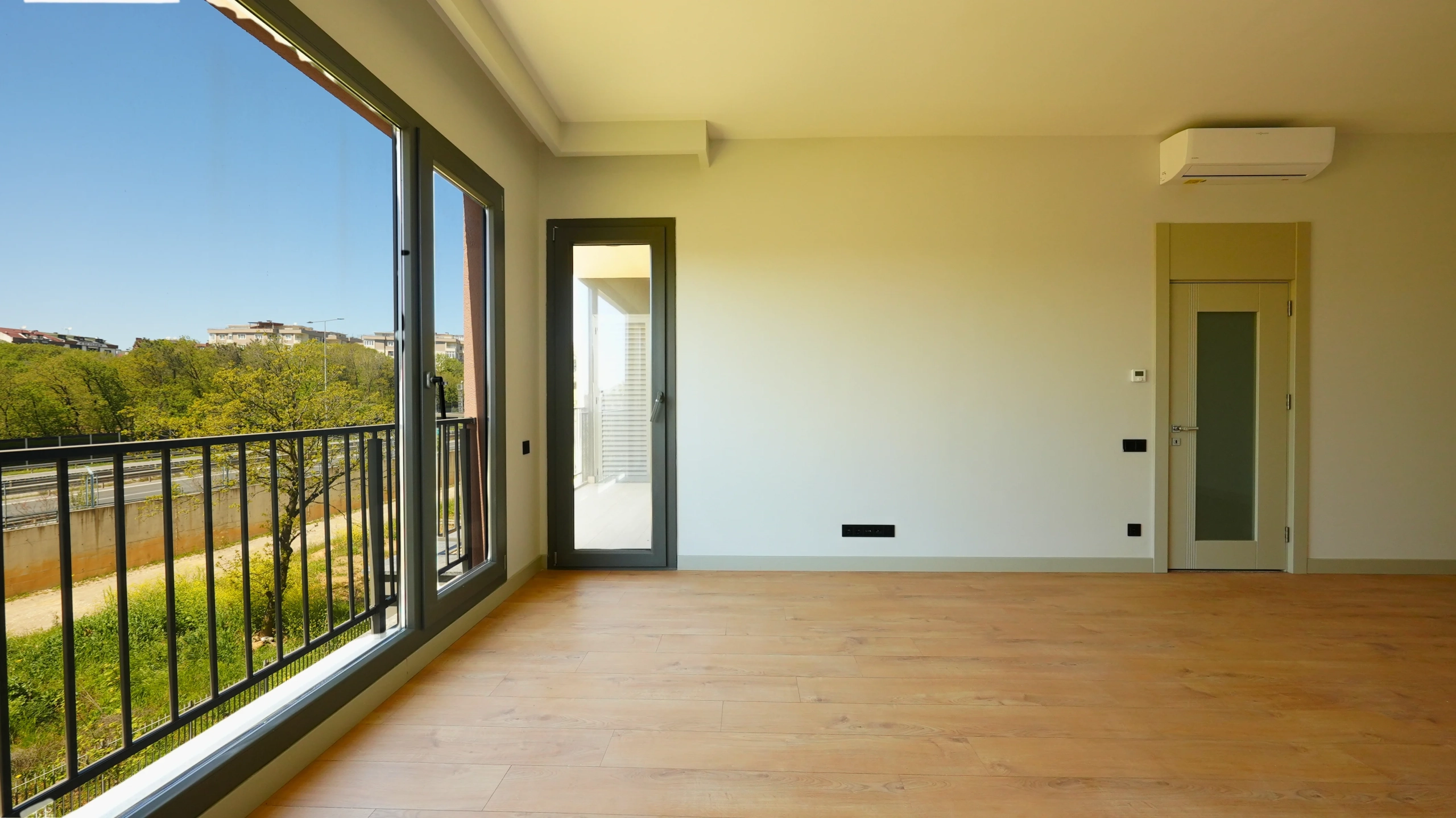 Çınarköy 3+1 satılık daire – salon 2 buyuk cam manzara