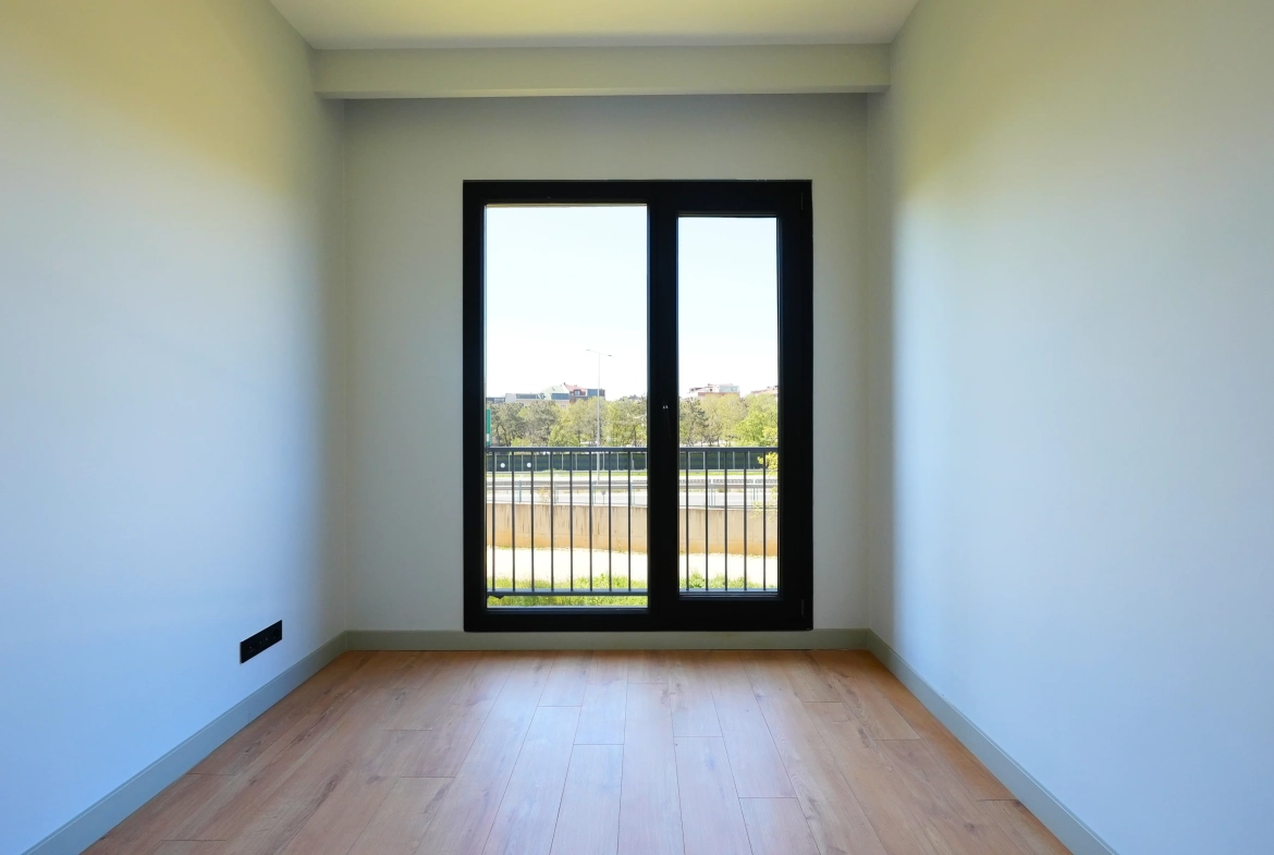 Çınarköy 3+1 satılık daire – yatak odasi 1 balkon kapisi