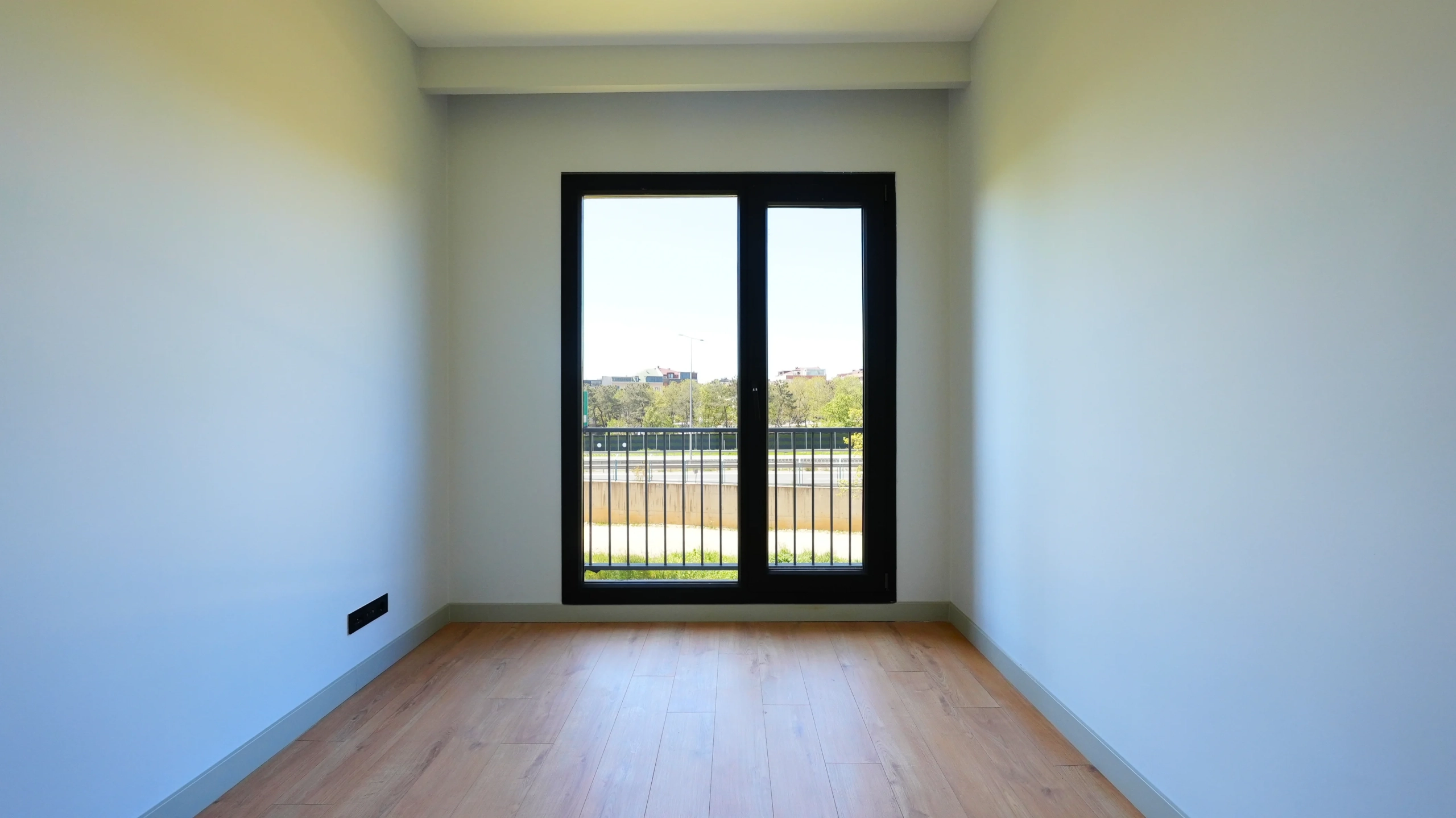Çınarköy 3+1 satılık daire – yatak odasi 1 balkon kapisi