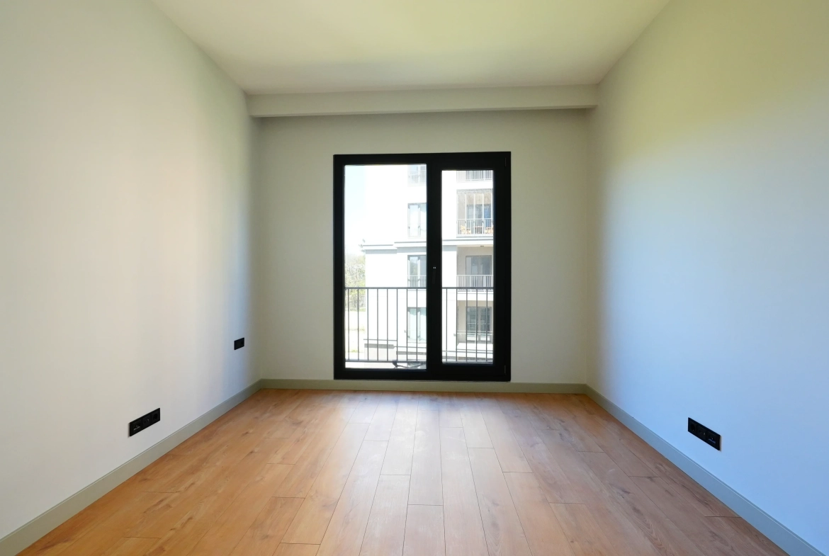 Çınarköy 3+1 satılık daire – yatak odasi 2 balkon gorunumu