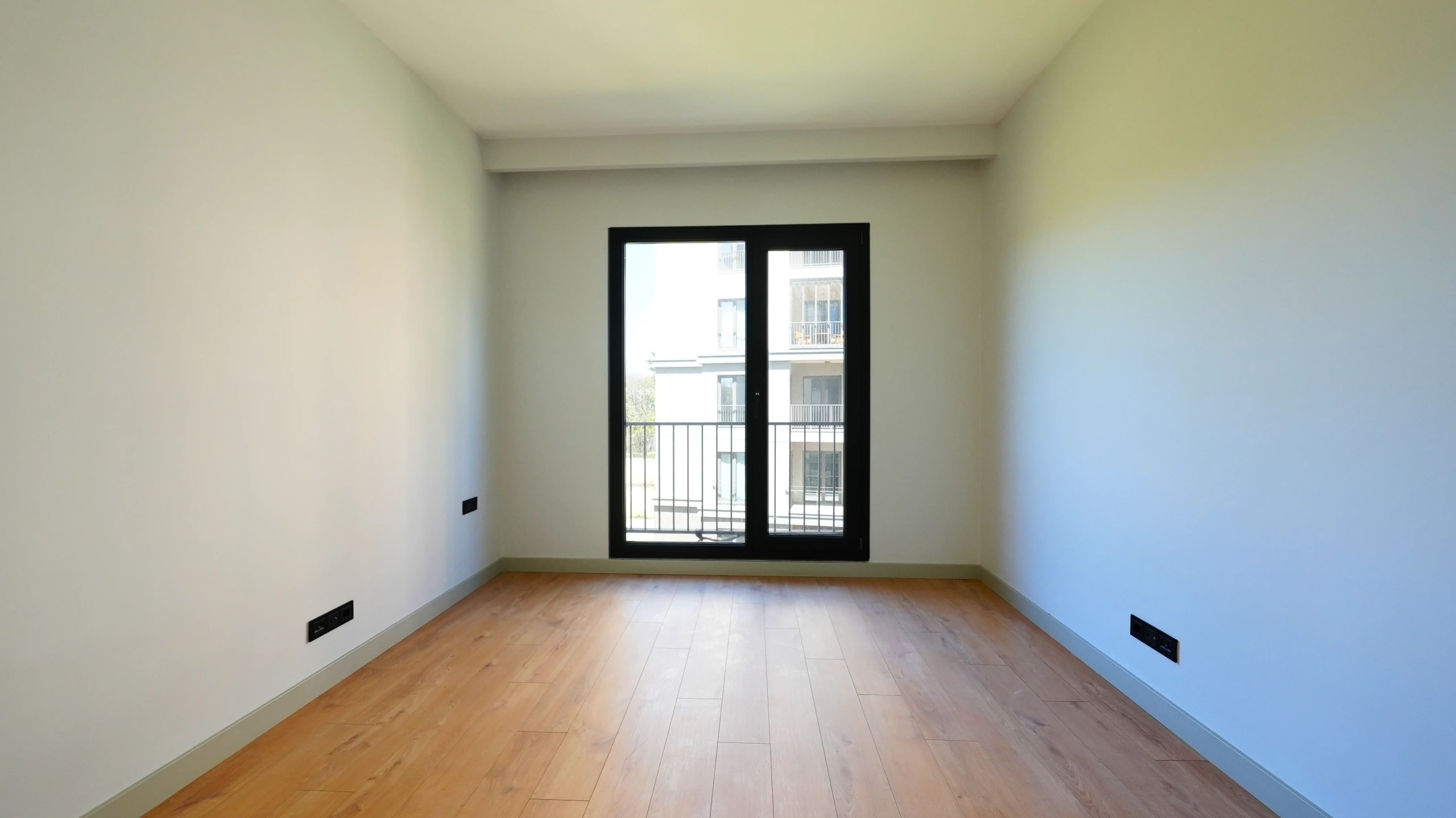 Çınarköy 3+1 satılık daire – yatak odasi 2 balkon gorunumu